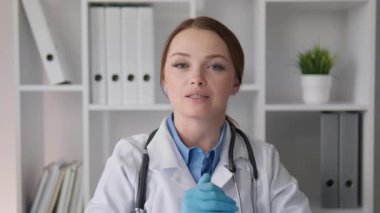 İyi korunan bir klinik ortamda, uzman bir sağlık uzmanı, eldiven ve steteskop takarak, etkili bir hasta bakımı ve tedavisi için gerekli teknikleri gösterir.