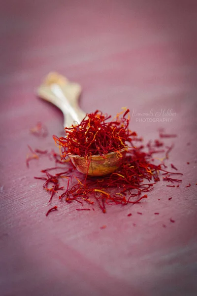 Kurutulmuş köri yaprakları, çok sağlıklı ve doğal güneş, yemek pişirmek ve diğer ayurvedic ilaçlar için kullanılıyor.