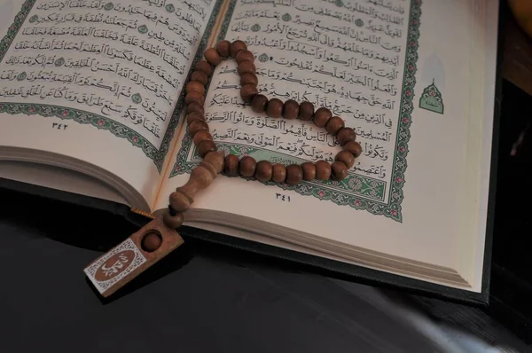 Alcorão Sagrado Com Contas Tasbih Rosário — Fotografia de Stock