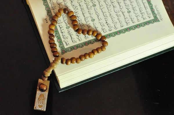 Alcorão Sagrado Com Contas Tasbih Rosário — Fotografia de Stock