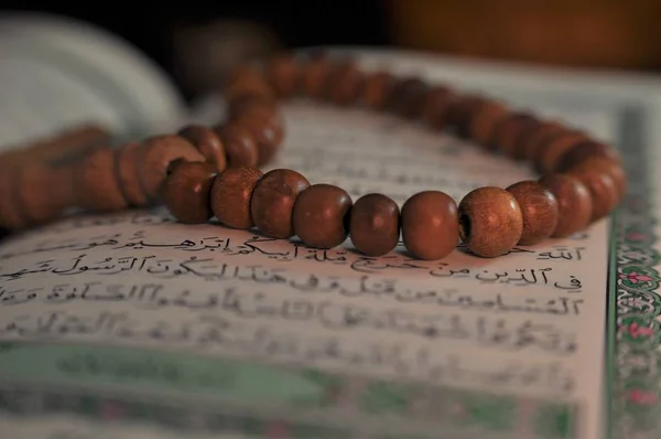 Heilige Koran Met Tasbih Rozenkrans Kralen — Stockfoto