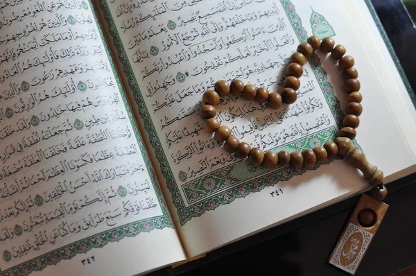 Heilige Koran Met Tasbih Rozenkrans Kralen — Stockfoto