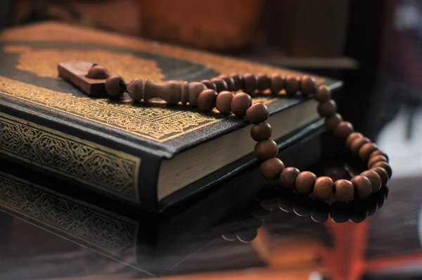 Der Heilige Qran Mit Tasbih Rosenkranz Perlen — Stockfoto