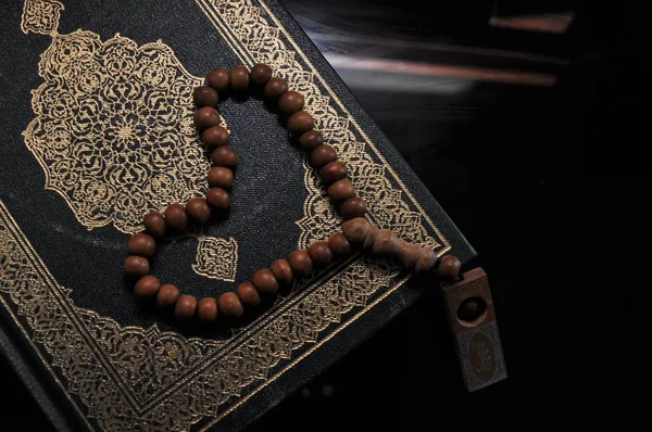 Heilige Koran Met Tasbih Rozenkrans Kralen — Stockfoto