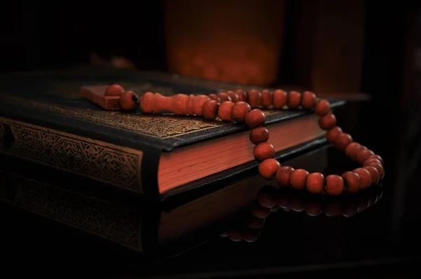 Den Heliga Koranen Med Tasbih Radband Pärlor — Stockfoto