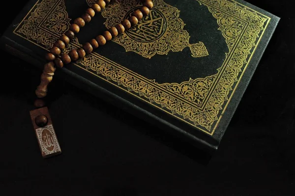 Heilige Koran Met Tasbih Rozenkrans Kralen — Stockfoto