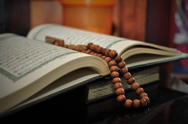 Saint Coran Avec Tasbih Chapelet Perles — Photo