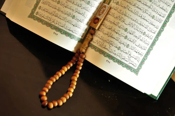 Den Heliga Koranen Med Tasbih Radband Pärlor — Stockfoto