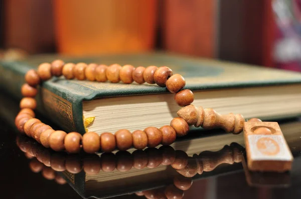 Heilige Koran Met Tasbih Rozenkrans Kralen — Stockfoto