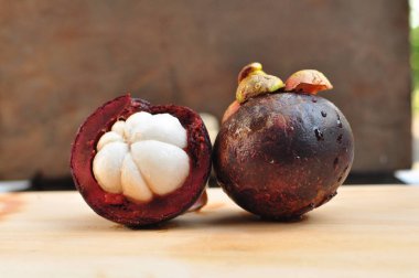  Kalın mor deri, meyve kraliçesi gösterilen bölüm çapraz mangosten meyve.