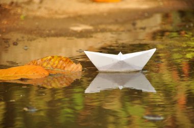 kağıt tekne su