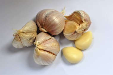 Beyaz arkaplanda sarımsak izole edilmiş..