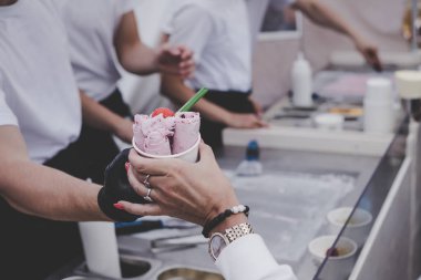 Lezzetli dondurma yemeye hazır sokak gıda markette alır. Kopya alanı ile