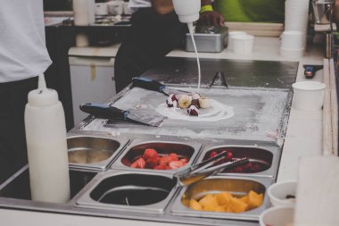 Lezzetli dondurma pişirme rulo sokak gıda pazarı.