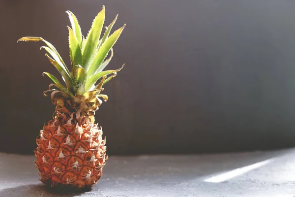 Rijpe Sappige Ananas Grijze Houten Tafel Verlichting Met Kopie Ruimte — Stockfoto