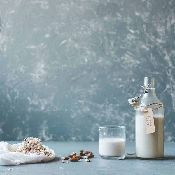 Cam badem hamuru ve kopya alanı ahşap zemin üzerine badem badem sütü.