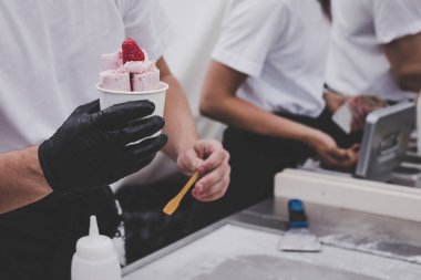 Ahududu Ice cream rulo sokak gıda markette tutan el.