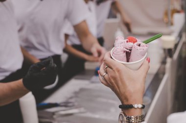 Lezzetli dondurma yemeye hazır sokak gıda markette rulo.