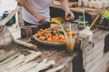 Adam kumquats sokak gıda Market üzerinden taze meyve suyu yapım.