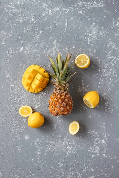 Gele Vruchten Rijpe Sappige Ananas Met Mango Citroenen Grijze Houten — Stockfoto