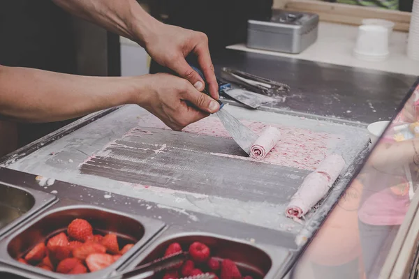 Lezzetli dondurma pişirme rulo sokak gıda pazarı.