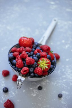 Organik taze çilek hasat. Kevgir, closeup taze sulu çilek karışımı