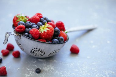 Organik taze çilek hasat. Kevgir, closeup taze sulu çilek karışımı