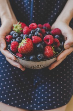 Organik taze çilek hasat. Taze sulu çilek, closeup holding eller