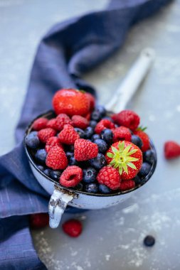 Organik taze çilek hasat. Kevgir, closeup taze sulu çilek karışımı