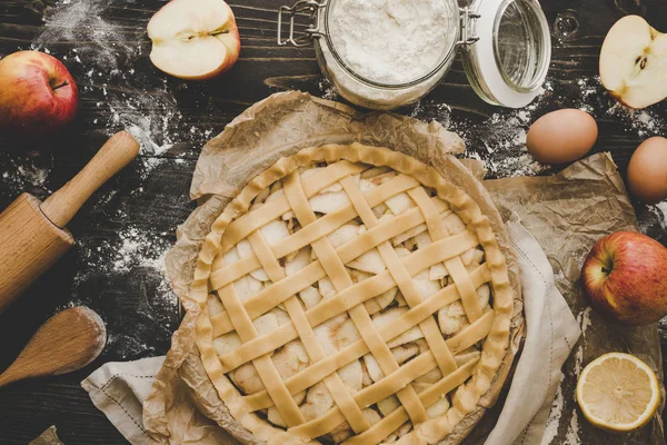 Yemek elma pasta. Ev yapımı elma pasta pişmiş için hazır. Elmalı turta malzemeler ahşap tablo.