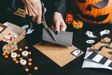Cadılar Bayramı hazırlık. Eller halloween dekorasyon Kraft kağıt kullanarak yapma.