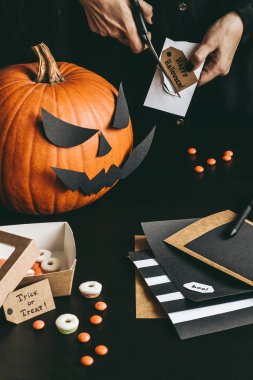 Cadılar Bayramı hazırlık. Eller halloween dekorasyon Kraft kağıt kullanarak yapma.
