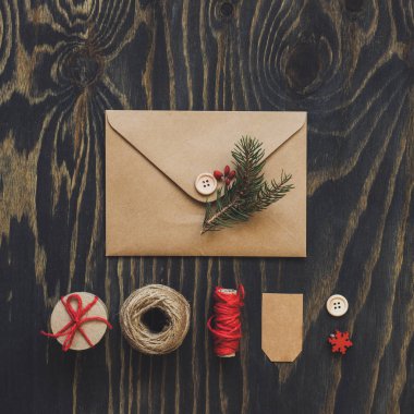 Noel paketi. Noel kartı, hediye ve Noel dekorasyon ahşap tablo, üstten görünüm