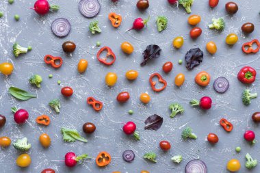 Temiz kavramı yeme. Taze organik sebze. Turp, yeşil bezelye, brokoli, domates ve soğan gri arka plan üzerinde. 