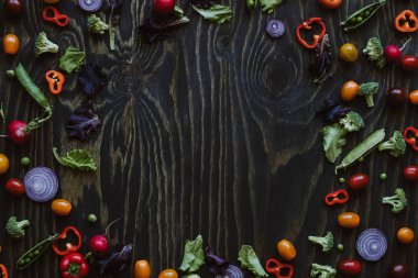 Temiz arka plan yemek. Çerçeve ahşap masa üzerinde taze organik sebze. Kopya alanı ile üstten görünüm 