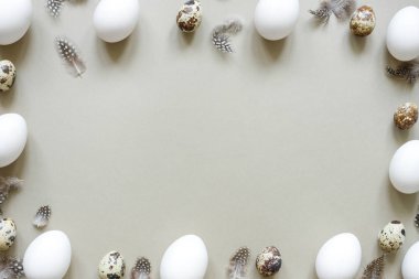 Paskalya arka plan. Paskalya yortusu yumurta beyaz yumurta, bıldırcın yumurtası ve kopya alanı tüyleriyle bileşimi.
