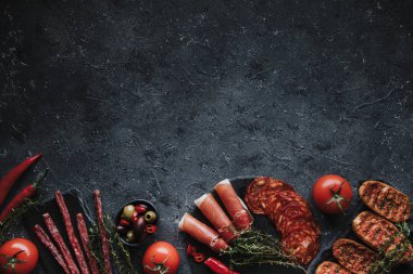 Siyah arka planda lezzetli mezeler. Kopya alanı ile İspanyol gıda arka plan.