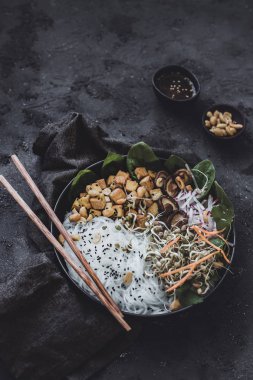 Shiitake mantar ve kızarmış tofu ile Pirinç erişte.