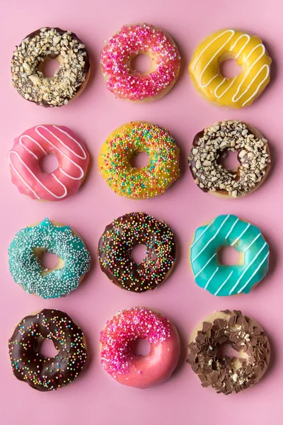Fundo doce colorido. Deliciosos donuts envidraçados em fundo rosa . Imagens De Bancos De Imagens Sem Royalties