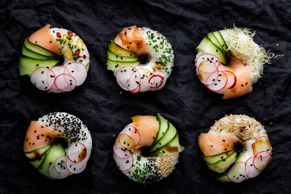 Donuts de sushi em fundo escuro. Vista superior . Fotos De Bancos De Imagens