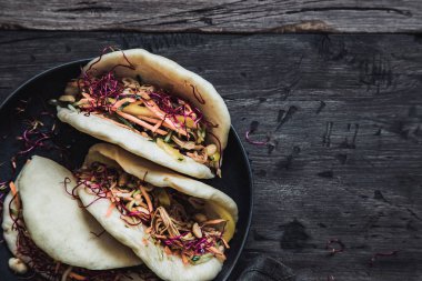 Sebze ve fıstık ile buharda vegan bao çörekler.