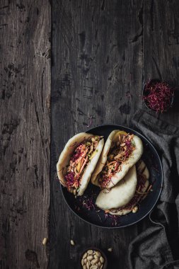 Sebze ile buğulanmış vegan bao çörekler.