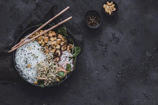 Salada asiática saudável. Macarrão de arroz com cogumelos shiitake e tofu frito . Fotos De Bancos De Imagens Sem Royalties