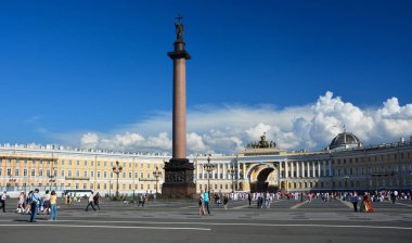 St. Petersburg / Rusya 8 Haziran 2013: görünüm Palace Square Sankt Petersburg, Rusya, Alexander sütun ve bina Genel Kurmay