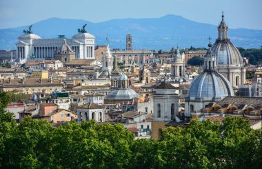 Orta Roma silueti, İtalya, Castel Sant'Angelo Colosseo ile, Vittoriano anıt, Capitoline Tepesi ve Roma kiliselerinin kubbeleri (Il Gesu, Sant'Agnese Agone, San Salvatore Lauro içinde)