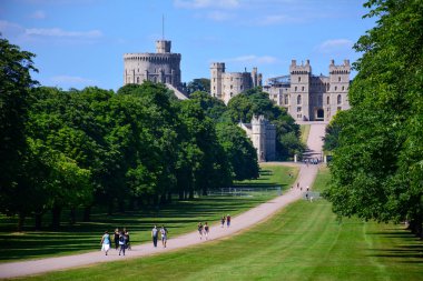 Windsor / Amerika Birleşik Devletleri - 22 Haziran 2018: Long Walk Windsor görünümünü Windsor castle, bir kraliyet ikamet yeriydi ve İngiliz Kraliyet ailesinin tarihinde çok önemli olaylar ile ilişkili bir yer