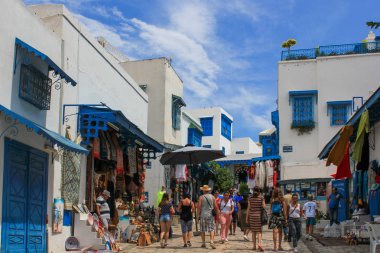 Sousse / Tunus - 23 Ağustos 2018: Sousse Medine canlı Caddesi'nde, Ortaçağ bölgesi geleneksel beyaz ve mavi ev sahipliği yapmaktadır ve balkon oyulmuş. Popüler bir turistik çeyrek bitti