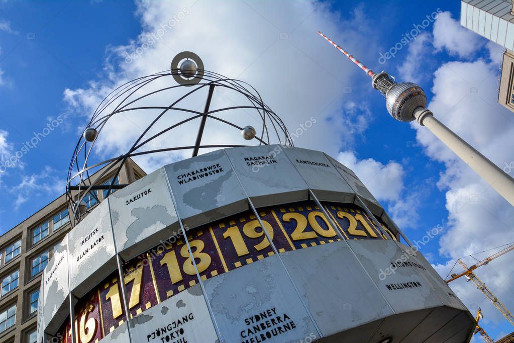 Berlín / Alemania - 13 de agosto de 2013: el Reloj Mundial (Weltzeituhr ...