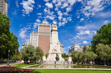 Plaza de Espana Madrid, İspanya, Cervantes anıt ve Edificio Espana veya İspanya ile bina, bir yaz günü. Büyük kare bir turistik 's ve Gran Via, uç köşesinde bulunur