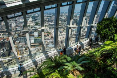 Londra / İngiltere'de 27 Haziran 2018: Sky Garden, telsiz gökdelen City of London, Londra'nın merkezi iş bölgesinde panoramik manzaralarını sunan üst katında bir kamu bahçe